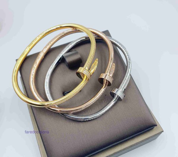 Pulseiras de pneus de carro da moda à venda Rocket Welfare V Gold High Edition Titanium Steel Alloy Nail Bracelet Feminino Love Stars Micro Set Zircon Tem caixa original