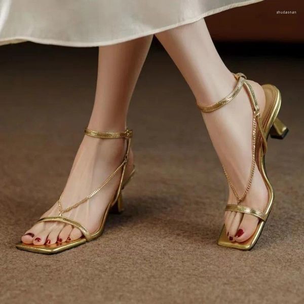 Sandalen 2024 Sommer Gold Römische Mode Sexy Metallkette Dekoration Karree Offene Damen High Heels Alias Mujer