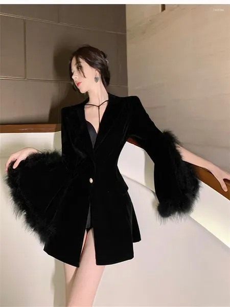 Ternos femininos chique decote em v preto veludo blazer estilo francês pena manga de pele magro a linha jaqueta 2024 primavera moda comprimento médio manto casaco