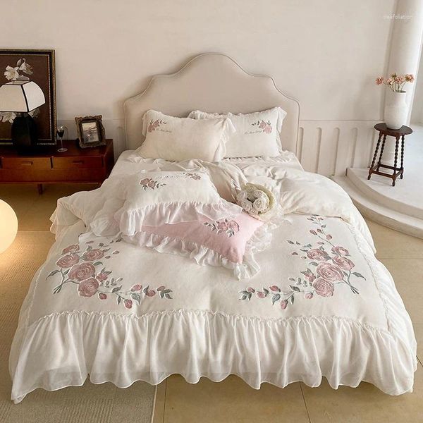 Conjuntos de cama Leite Veludo Bordado Lace Craftsmanship Modelo Beddingset Stripe Duvetcover Flatsheet Fronha Inverno Quente Aquecimento