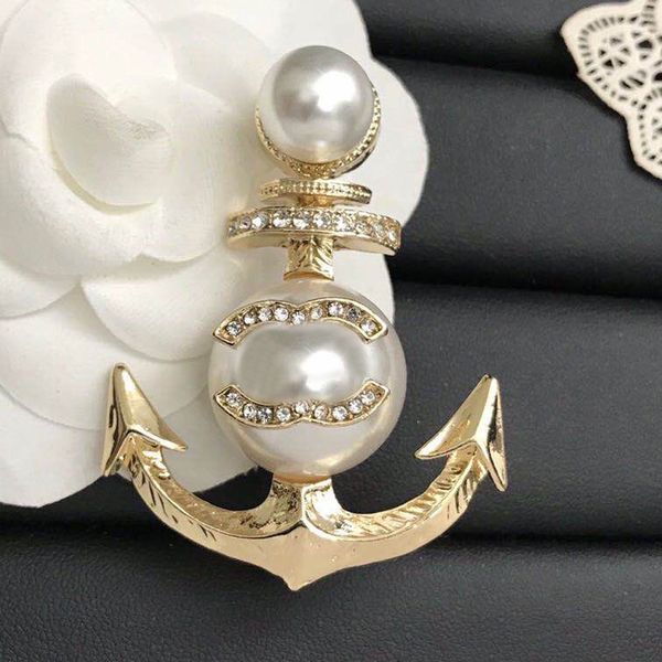 Novo estilo âncora broches feminino diamante broche designer pinos jóias pérola pino banhado a prata marca carta broche versátil presente de aniversário de casamento