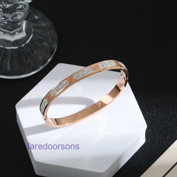 Carter Nuovo marchio Classico Bracciale di design Chiodo Cielo pieno Stella Tre file di diamanti Donna Acciaio al titanio leggero 18 carati Scatola originale PYJ