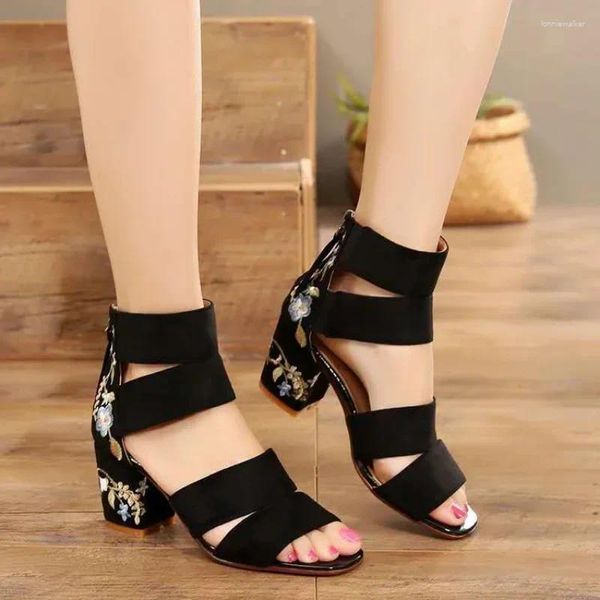 Sandalen 2024 Sommer Ethnischer Stil Gestickter Mittelabsatz Damen Allgleiches Dicker Absatz Elegante Retro Offene Zehenschuhe