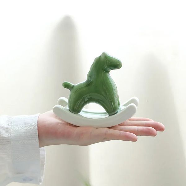 2024 criativo cerâmica balanço cavalo ornamentos desktop foyer mesa de chá estudo decoração suave cavalo verde artesanato presente 240103