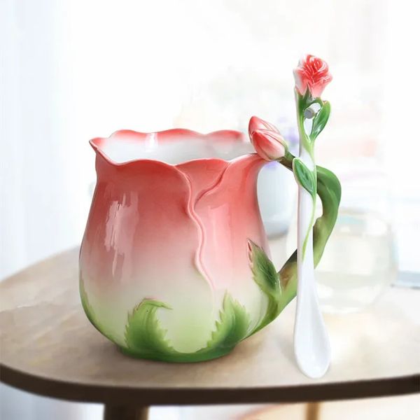 Tazza da caffè in ceramica smaltata stile europeo Tazze da tè creative a forma di fiore rosa 3D Pastorale 4 colori Tazze da latte per colazione con cucchiaio 240102