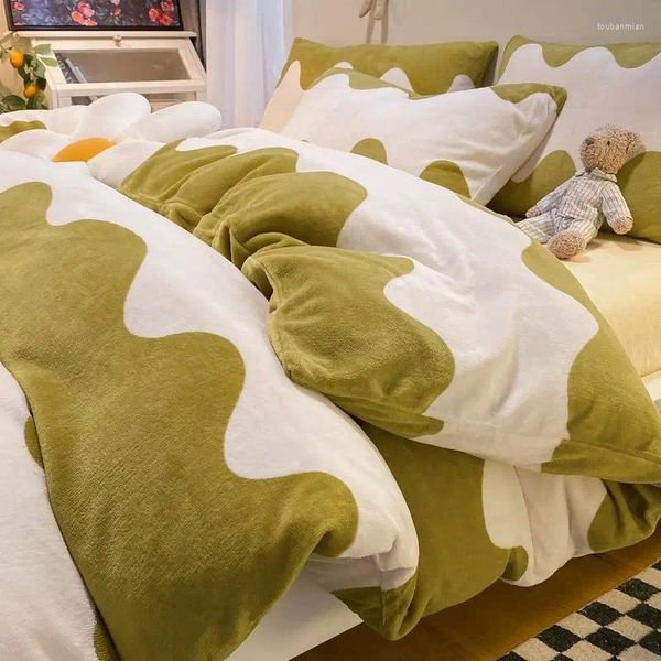 Conjuntos de cama Inverno Leite Veludo Cama Espessada 4 Peças Conjunto de Folha de Cristal Quilt Dormitório Quatro Peças Coral