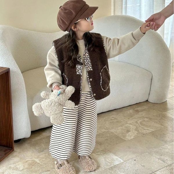 Set di abbigliamento coreano 2024 inverno bambini ragazza 3 pezzi vestiti set maglione solido in pile pantaloni a righe amore tasca gilet di lana cappotto vestito del capretto