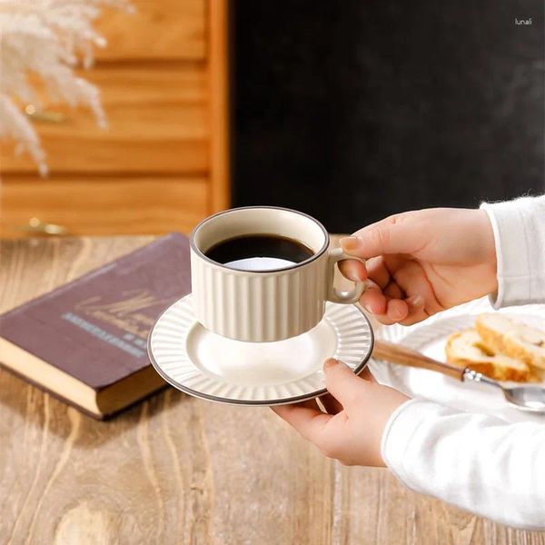 Чашки Блюдца Креативная и минималистичная керамика для кофейных тарелок Скандинавские кружки Ins Пара Вода Французский