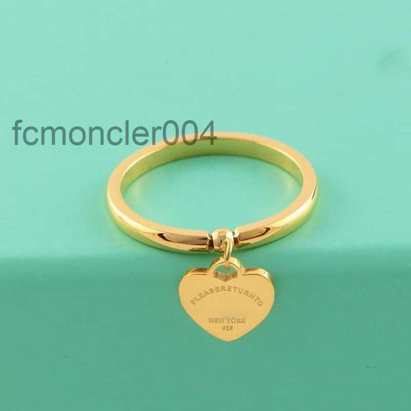 t Family's Same Classic Light Luxury Element Square Hollow Out Ring Female Minority Design Vielseitige Persönlichkeit Weihnachtsgeschenk 5S94