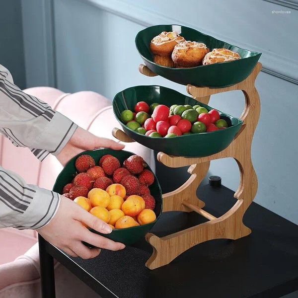 Pratos mesa louça cozinha tigela de frutas com pisos particionados bandejas de bolo de doces pratos de mesa de madeira