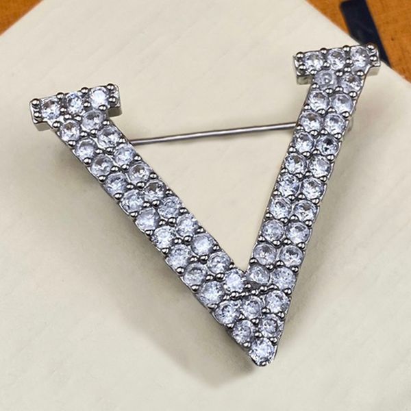 Top Verkauf Designer Brosche Perle Pin Kristall Buchstaben Broschen Design Mode vergoldet Kupfer Marke Pins Schmuck Charme Männer Frauen Hochzeit Party Kleidung Zubehör