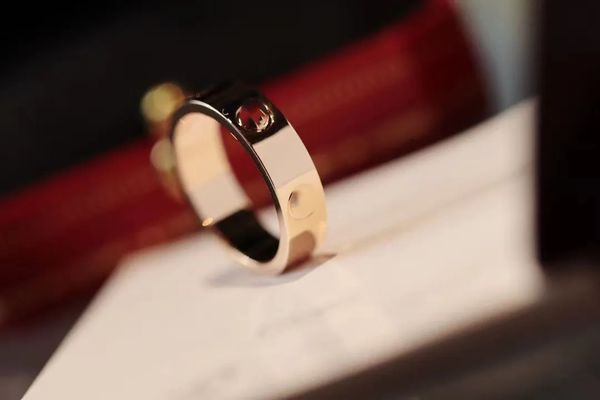 Designer LOVE Dünner Ring für Frauen. Galvanisierender 18-Karat-Top-V-Gold-Love-Schraubring. Klassischer Premium-Roségold-Ring als Geschenk mit Box