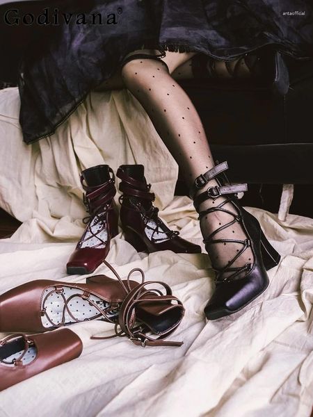 Модельные туфли, милые универсальные женские туфли в стиле Лолиты с квадратным носком на высоком каблуке, весенне-осенние модные элегантные ботинки на шнуровке с крестом в стиле ретро