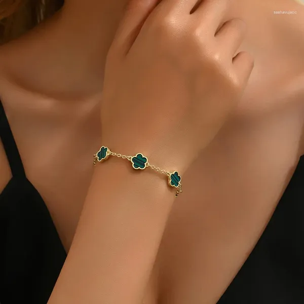 Braccialetti con ciondoli Bracciale con fiori a cinque petali placcato in oro reale Design di nicchia femminile Senso avanzato Personalità dei petali Accessori semplici per le mani