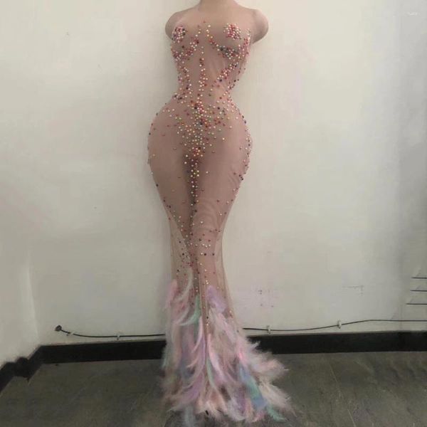 Abbigliamento da palcoscenico Abito lungo senza maniche con strass rosa brillanti Piume sexy senza schienale Abito lungo per le donne Cantante in stoffa per feste da sera Esegui il costume