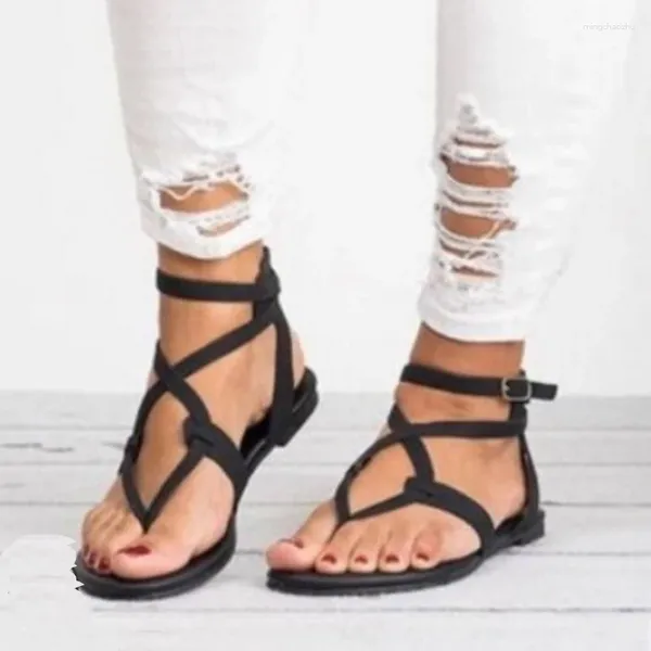 Sandálias 2024 na moda verão Europa e América tamanho grande Macaron Lace Up Clip Pé Flat Bottom Comércio Exterior Mulheres