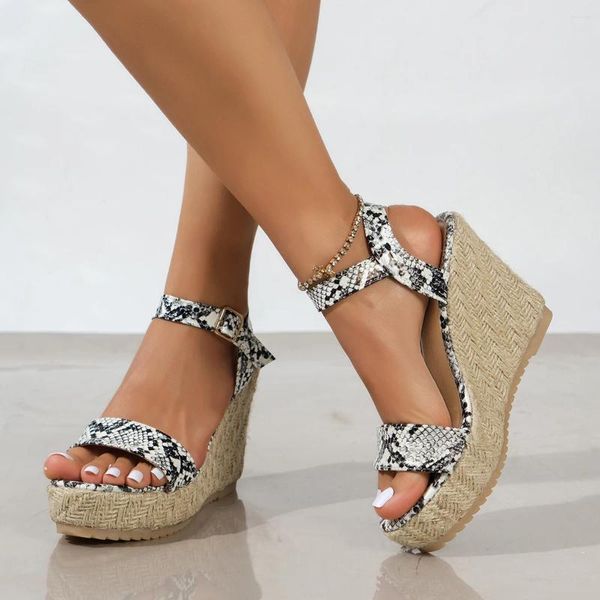 Sandalet Yaz 2024 Kadın Yüksek Topuklu Artan Yılan Hinkini Desen Moda Kama Topuk Toka Ayakkabıları
