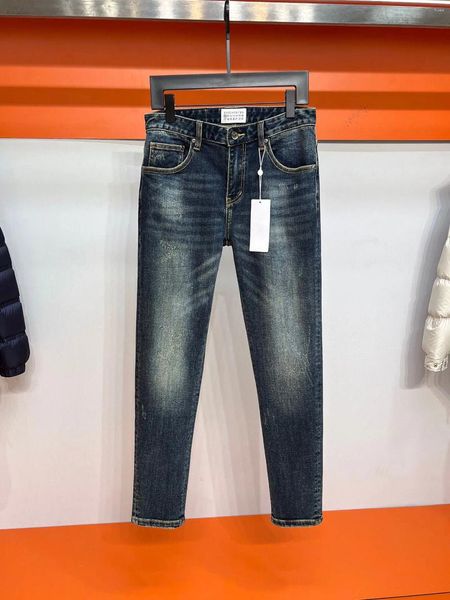 Jeans da uomo Mmsix Streetwear Pantaloni in denim slim blu lavato moda per uomo Casual Etichetta in pelle alla moda Design digitale Uomo