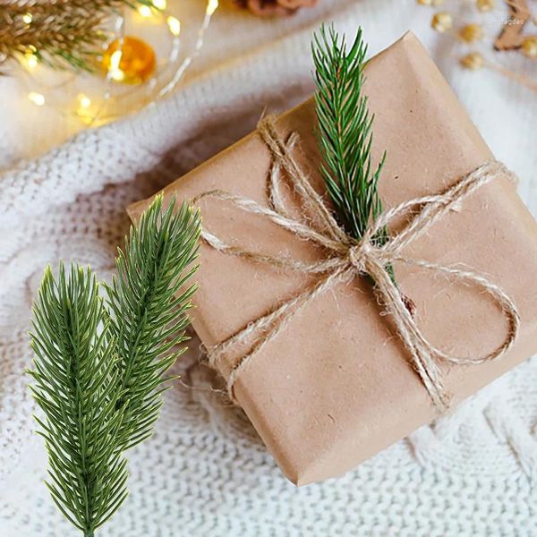 Dekorative Blumen 10 Stück Weihnachtskiefernzweige Weihnachtsbaumkranz Künstliche Zeder Schneepflanzen Nadeln DIY Handwerk Blumenstrauß Geschenkbox