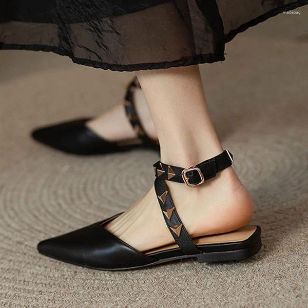 Сандалии 2024, женские туфли на одинарной платформе с заклепками, перекрестной пряжкой и ремешком, модные летние повседневные туфли на плоской подошве с острым носком и открытой пяткой