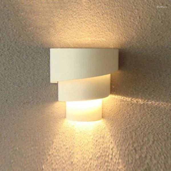 Wandleuchte, modernes und minimalistisches Schlafzimmer, Nachttisch, dreischichtige Lampen, modisches Licht