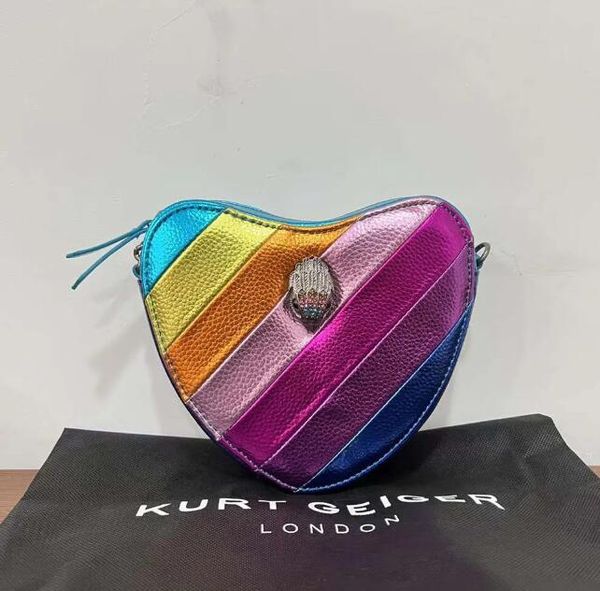 Piccola e versatile borsa a tracolla monospalla con catena arcobaleno a righe Borsa a forma di cuore Donna Uomo Mini Borsa a spalla pochette con insegna in metallo