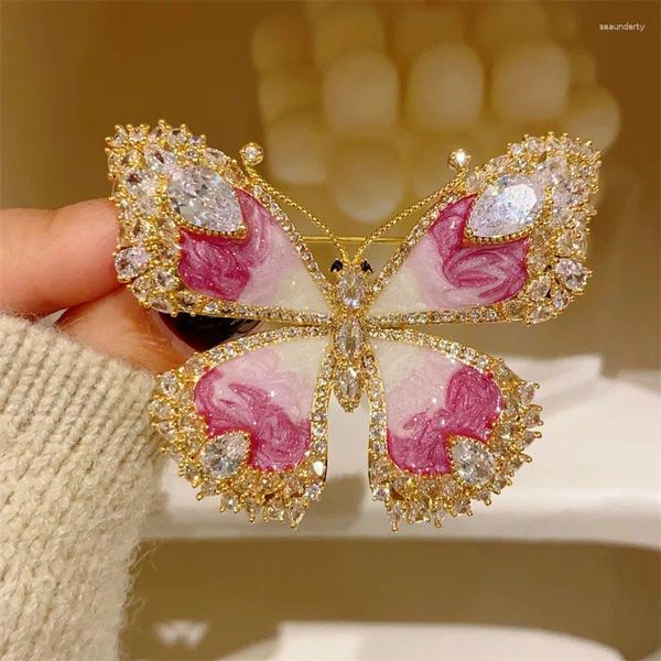 Spille Bella rosa francese smalto fucsia Pins Temperamento di lusso Cubic Zirconia Farfalla per le donne Suit Coat Accessori