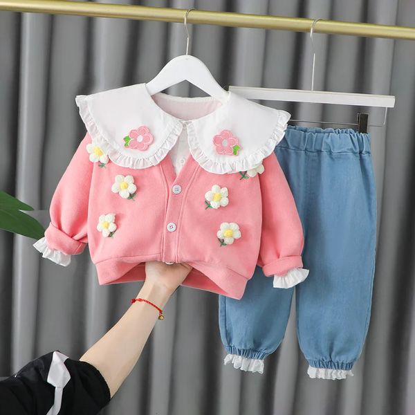 2023 frühling Herbst Kinder Mädchen 3PCS Kleidung Set Blume Strickjacke Mantel Baumwolle Shirts Jeans Hosen Baby Kleidung Anzug 240103