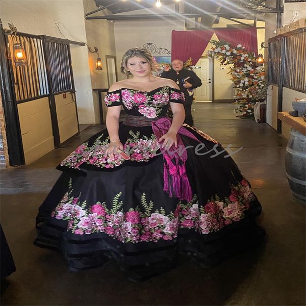 Tema mexicano preto quinceanera vestidos charro fora do ombro rosa flor padrão frisado em camadas Cinderela vestido de festa de dezesseis anos plus size vestidos de 15 anos