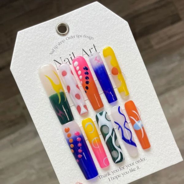 Handgefertigte lange Sarg-Kunstnägel mit Ins-Metall-handgezeichneten Graffiti-Designs, farbenfrohen Acryl-Nagelspitzen mit vollständiger Abdeckung für Mädchen 240104