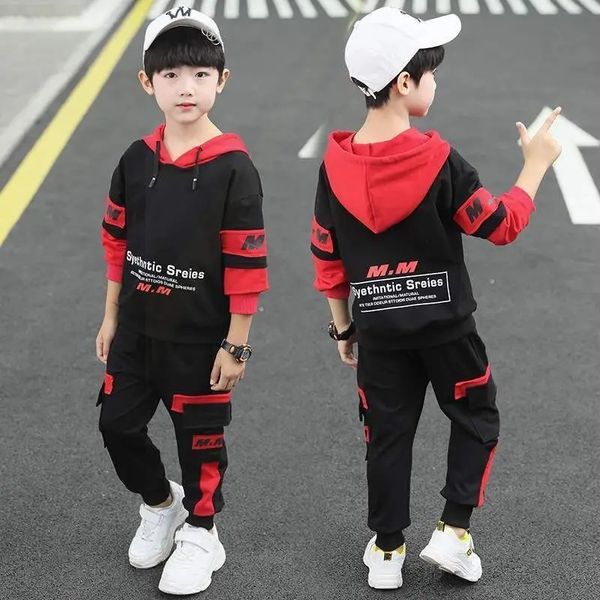 Primavera Autunno Teen Boys Set di abbigliamento Moda Felpa con cappuccio Giacche Pantaloni Sport Abbigliamento per bambini Tuta per bambini 5 6 8 10 12 anni 240104