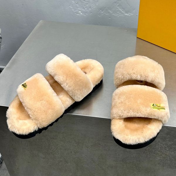 Ciabatta piatta Sunset Comfort 1AC70R realizzata in morbido shearling per il massimo comfort e morbidezza Ideale per i viaggi e per l'abbigliamento sia indoor che outdoor Tomaia con logo del marchio 35 42