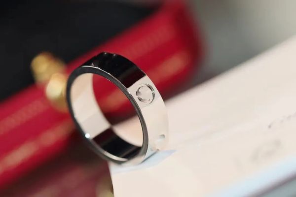 Silberner Designer-LOVE-dünner Ring für Frauen. Galvanisierender 18-Karat-Top-V-Gold-Love-Schraubring. Klassischer Premium-Goldring als Geschenk mit Box