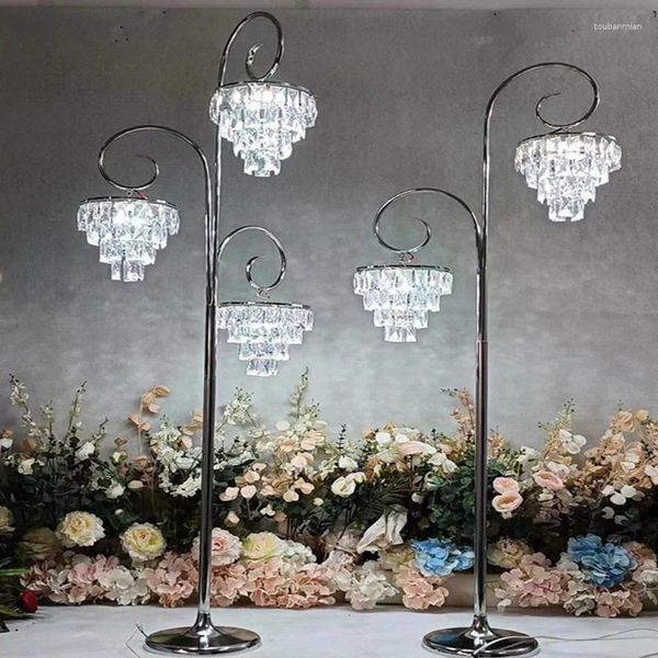 Piatti decorativi Decorazione di nozze di lusso Lampada in cristallo acrilico Puntelli citati su strada Altezza 170 cm Supporto in metallo per layout del sito per eventi di feste 4 pezzi