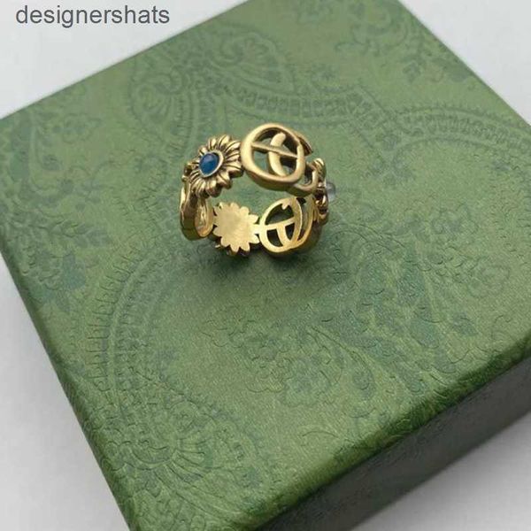 Anello di design per donna Modello di fiore dorato Amore Anelli di lusso Diamante blu Moda donna Gioielli da uomo Brillante Lettera G con scatola