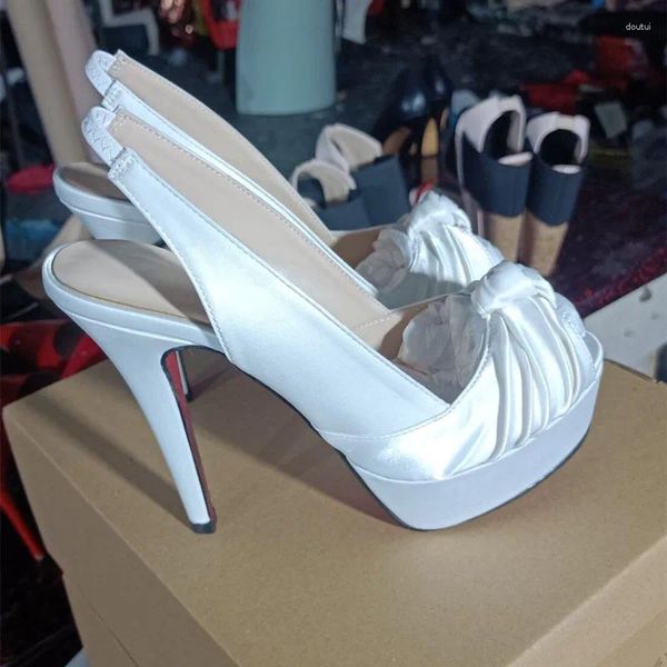 Scarpe eleganti Sandali da donna alla moda. Tessuto Raso Altezza Tacco Circa 14,5 Cm. Scarpe estive. Giovani e di mezza età