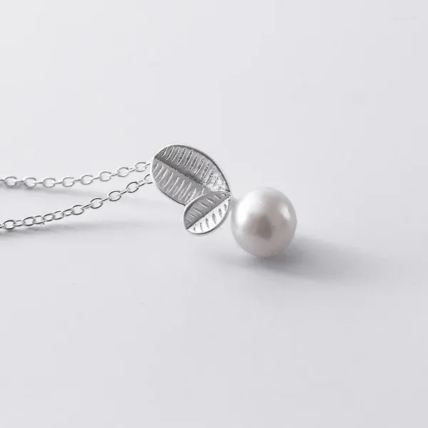 Collane con ciondolo Collana di perle d'acqua dolce semplice alla moda in stile giapponese e coreano per donne con foglie e catena di clavicola beige naturale