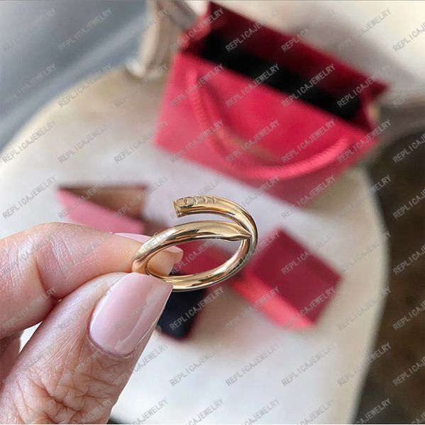 Anello per unghie di celebrità Designer di gioielli per donne Anelli di fidanzamento Acciaio al titanio placcato in oro Non sbiadisce mai Gioielli da sposa in oro 18 carati / argento / oro rosa Migliore qualità