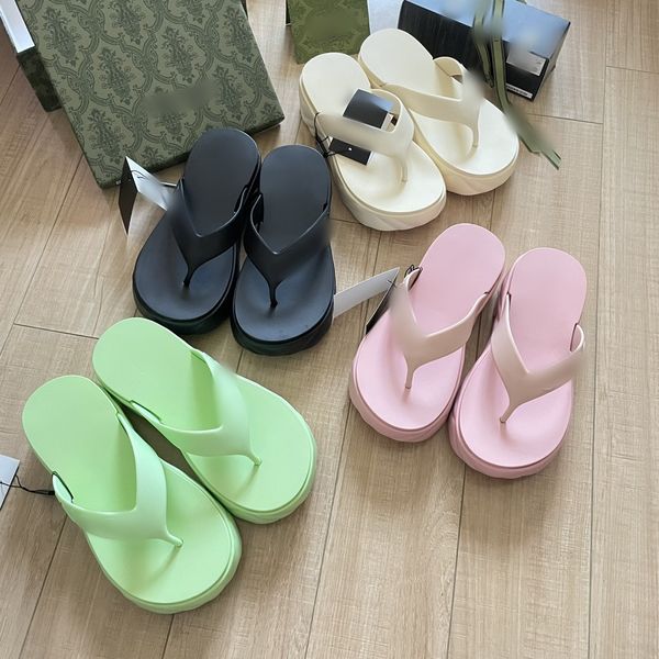 2024 Italien Designer Slides Damen Chevron Tanga Sandale Flip Flop Mode Slipper Doppelbuchstaben Muster UCI Gummiboden G Plateau Keil Sommer Strand Freizeitschuhe