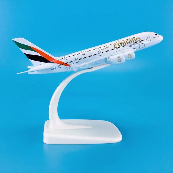 Baza Zinc Ally Materiale 1 500 14 cm Modello di aeroplano Airbus A380 Emirates Modello di aereo 240104