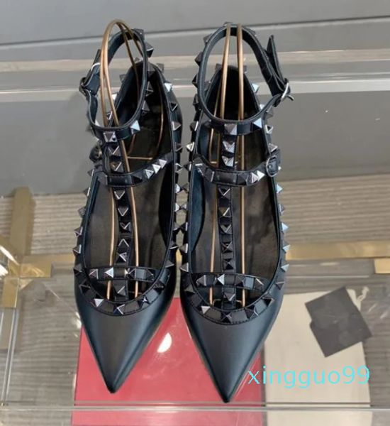 Designer Sandali da donna Punta a punta Cinturini Borchie Piatte Rivetti in pelle verniciata Sandalo Donna Scarpe eleganti con cinturino Nero Bianco Nudo Estate Grande