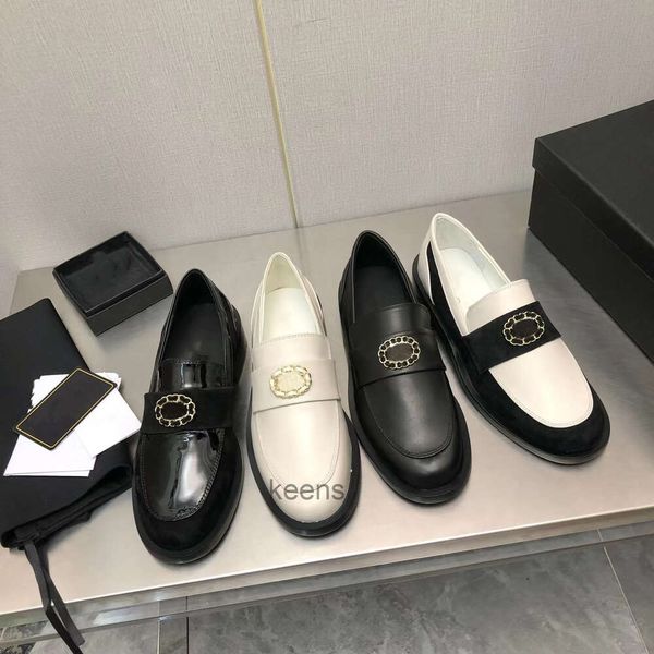 Лоферы 2024 Модельные туфли Черно-белые классические цвета Украшение по центру верха Наслаждайтесь очаровательными и благородными тенденциями изысканной классической обуви, которые подходят ко всему