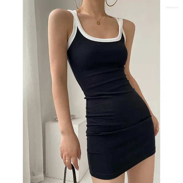 Abiti casual Estate senza maniche Mini abito nero Donna Sexy Natica Avvolgente Anca Pieghettato Discoteca Moda Spaghetti Strap Aderente