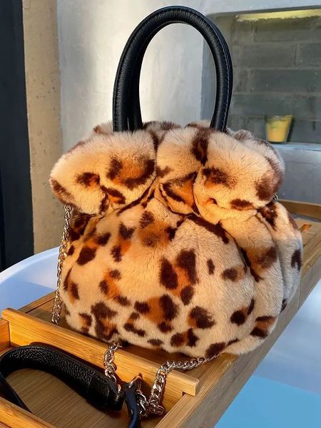 Borsa femminile invernale in pelliccia di coniglio rex portatile in pelliccia di pelo vero di coniglio, pacchetto di leopardo inclinato, catena a secchiello, moda 240104