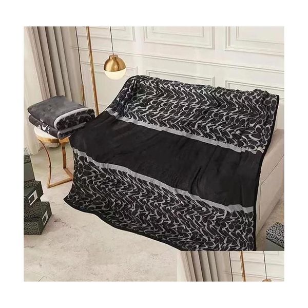 Coperte Coperta di lusso Designer Lettera nera Logo Aria condizionata Telo da bagno da viaggio Morbido divano invernale 150X200 cm Consegna a domicilio Dhxv2