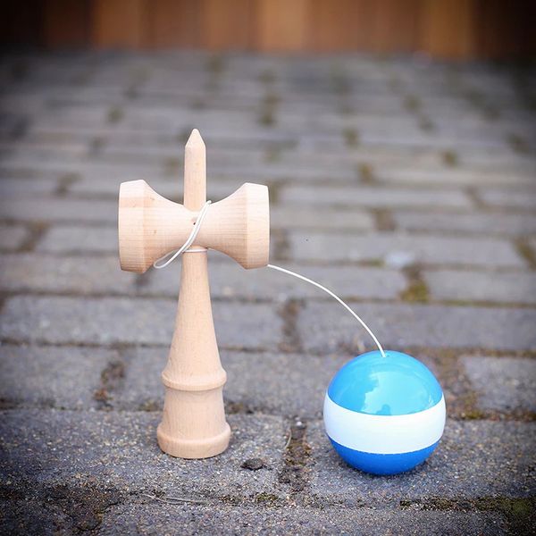 Profissional listra de madeira kendama brinquedo hábil malabarismo bola educação tradicional jogo bola brinquedo para crianças presente 240105