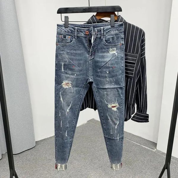 Мода 2023 года, роскошные мужские брюки, джинсы в корейском стиле, потертые с отверстиями для кошачьих усов, узкие брюки с яркими брызгами краски 240104