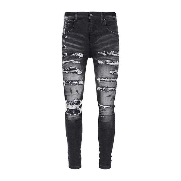 Lila Jeans-Designer-Herrenhosen. Neue trendige High-Street-Marke. Graue Distressed-Waschung, zerfetzte Cashew-Blume, plissierter Patch, Loch, zerrissen, schmale Passform für Männer