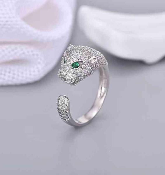 Fan Bingbing pode ajustar o anel Panther, anel e mão de diamante, com uma personalidade elegante.1953352