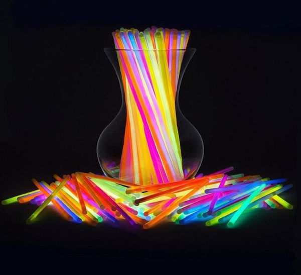 100 pezzi Glowstick Neon Party Braccialetti fluorescenti Collana Glow in the Dark Neon Sticks Forniture per feste di Natale9278613